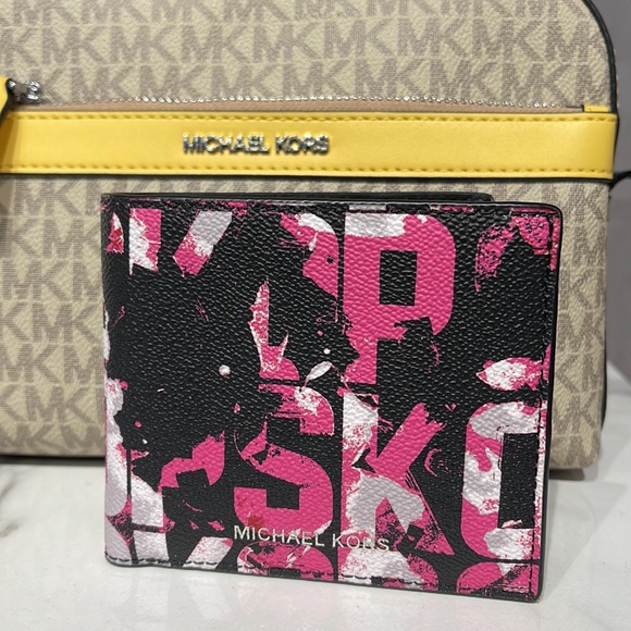 MICHAEL KORS MENS Cooper Graphic Logo Billfold Wallet 
Style# 36F2LCOF1V
CHILI - Picture 7 of 16